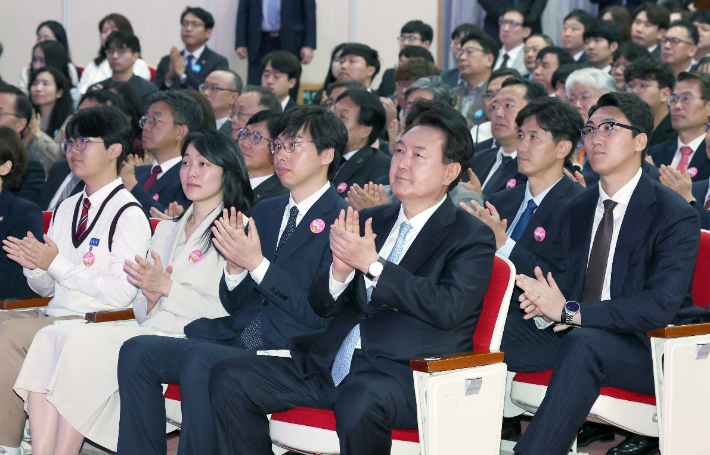 윤석열 대통령이 2일 대전시 유성구 한국표준과학연구원에서 열린 대덕연구개발특구 50주년 미래비전 선포식에서 박수치고 있다. 연합뉴스