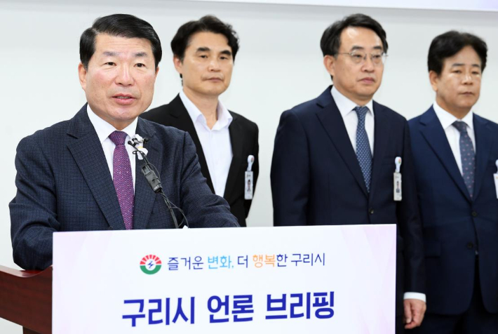 백경현 경기 구리시장이 지난 2일 시청 상황실에서 긴급 기자회견을 열고 "구리시 발전에 도움이 될 수 있는 방향으로 서울 편입에 적극적으로 동참할 것"이라고 밝혔다. 연합뉴스