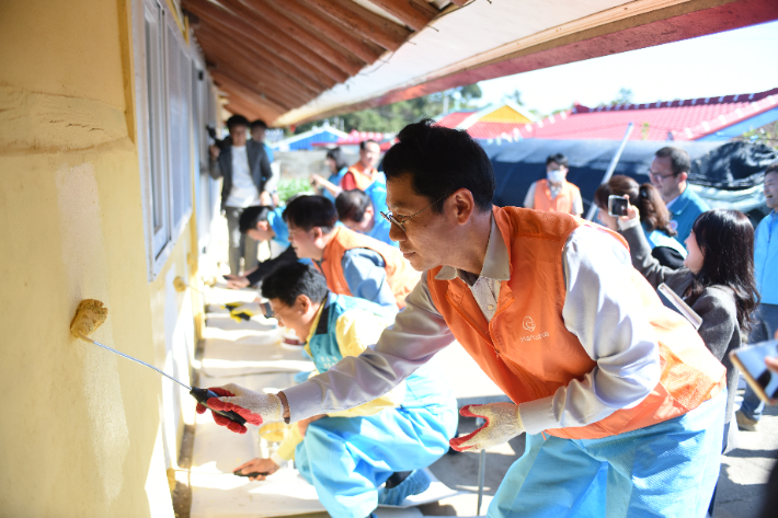 한화호남지역사회봉사딘이 고흥 동봉마을에서 도색 작업을 하고 있다. 한화솔루션 제공