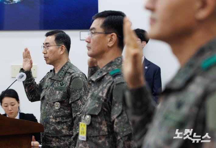 장세준 국방정보본부장이 3일 오전 서울 여의도 국회에서 열린 정보위원회의 국방정보본부에 대한 국정감사에서 증인 선서를 하고 있다.