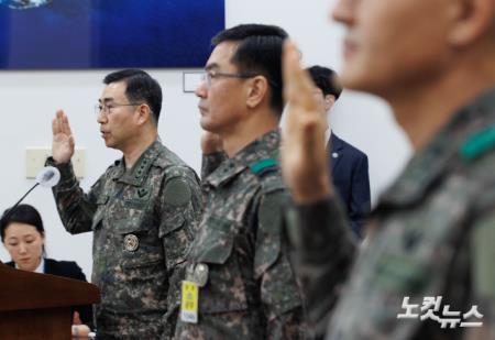 장세준 국방정보본부장이 3일 오전 서울 여의도 국회에서 열린 정보위원회의 국방정보본부에 대한 국정감사에서 증인 선서를 하고 있다.