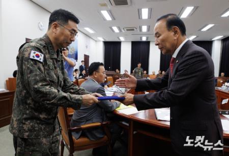 선서문 전달하는 장세준 국방정보본부장