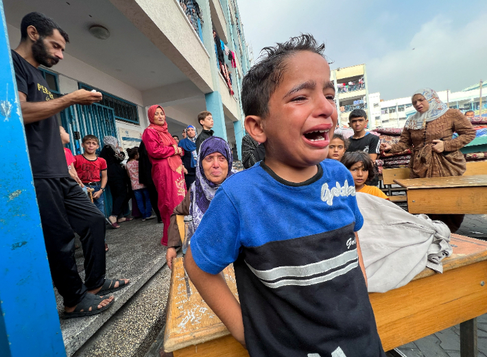 2일(현지시간) 가자지구 자발리아 난민촌 인근의 유엔 팔레스타인 난민구호기구(UNRWA) 학교에서 한 팔레스타인 소년이 이스라엘의 공습에 따른 피해 상황을 보며 슬퍼하고 있다. 연합뉴스