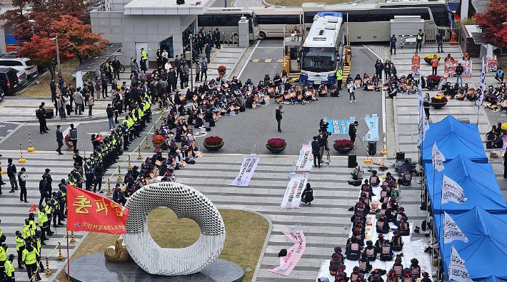 공공운수노조 국민건강보험 고객센터지부 노조원 500여명이 1일 원주혁신도시 국민건강보험공단 본부 광장에서 '해고 없는 소속기관 전환'을 주장하며 무기한 총파업에 돌입하는 집회를 하고 있다. 연합뉴스