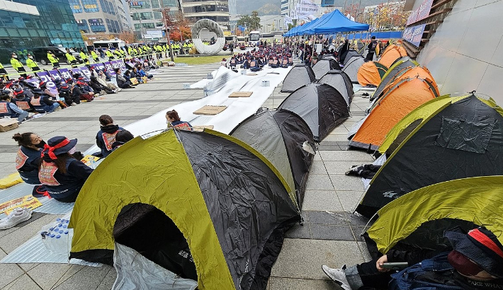 공공운수노조 국민건강보험 고객센터지부 노조원 500여명이 1일 원주혁신도시 국민건강보험공단 본부 광장에서 '해고 없는 소속기관 전환'을 주장하며 무기한 총파업에 돌입하는 집회를 하고 있다. 연합뉴스