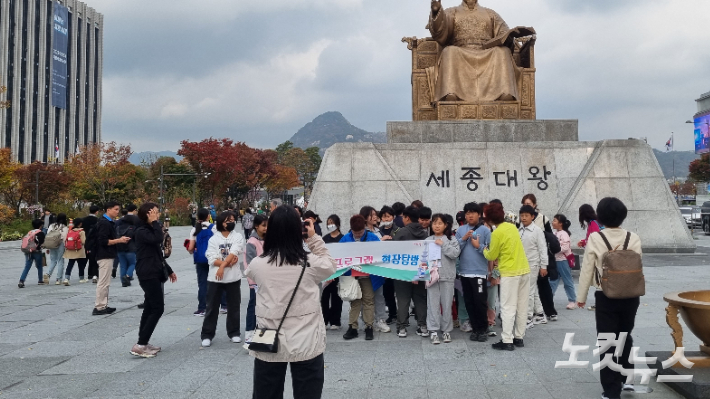 낮 기온이 25도 안팎까지 오른 3일 오후 서울 종로구 광화문 광장을 찾은 시민들. 양형욱 기자