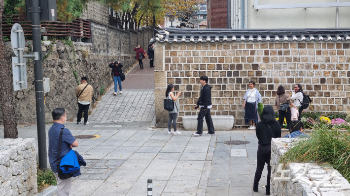 3일 오전 서울 종로구 열린송현 녹지광장 주변에서 반팔 티셔츠를 입거나 소매를 겉어붙인 시민들을 심심찮게 볼 수 있었다. 양형욱 기자