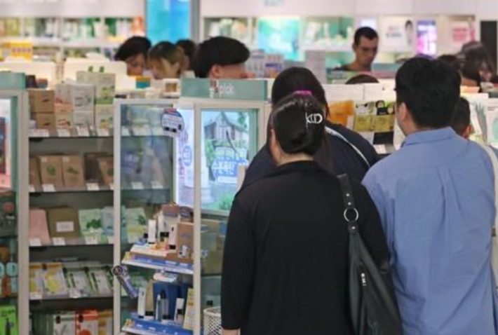 서울 중구 명동 거리에 있는 한 화장품 가게. 연합뉴스