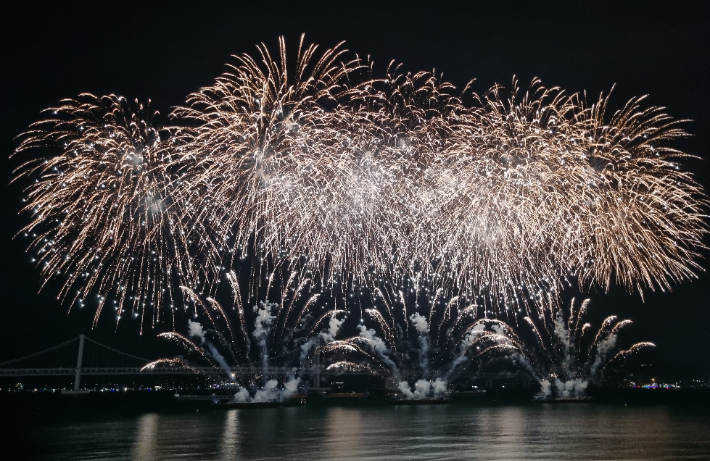 4일 제18회 부산불꽃축제가 열린 부산 광안리해수욕장 밤하늘에 화려한 불꽃이 펼쳐지고 있다. 김혜민 기자
