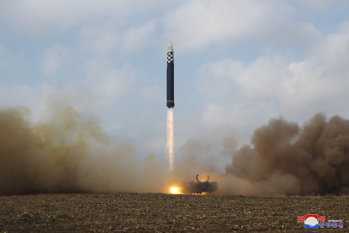 북한이 2022년 11월 18일 김정은 국무위원장의 지도 아래 신형의 대륙간탄도미사일 화성-17형을 시험발사했다. 연합뉴스