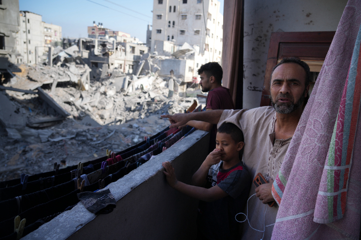 이스라엘군의 공습 흔적을 가리켜 보이는 알마가지 난민촌 주민. 연합뉴스