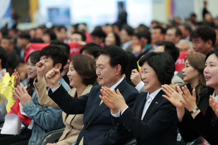 윤석열 대통령이 3일 경기도 고양시 킨텍스에서 열린 대한민국 소상공인대회 개막식에서 소상공인들의 소망기원 퍼즐보드 세리머니를 보며 격려하고 있다. 연합뉴스