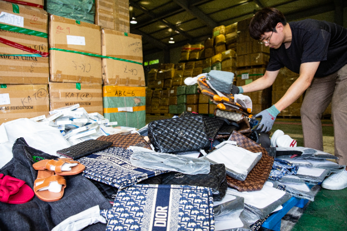 밀수된 중국산 '짝퉁' 명품브랜드 가방. 인천본부세관 제공