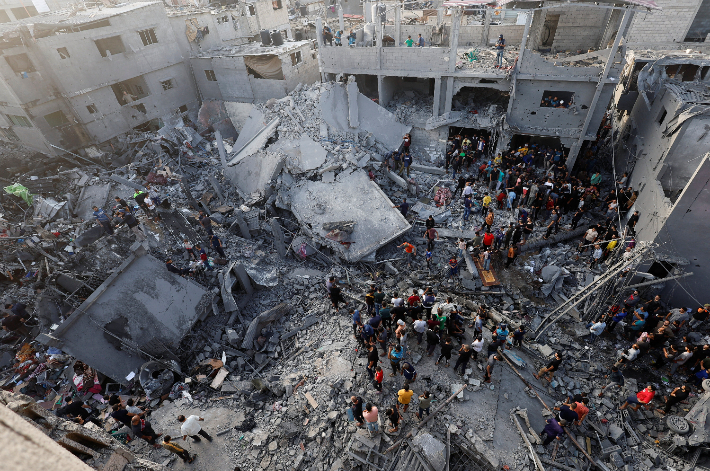 가자지구 중부 알마가지 난민촌 주민들이 5일(현지시간) 공습으로 파괴된 주택 잔해 속에서 사상자를 찾고 있다.  연합뉴스 