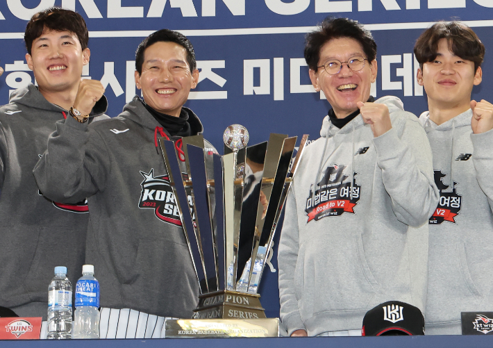 6일 오후 서울 잠실야구장에서 열린 2023 KBO 프로야구 포스트시즌 한국시리즈(KS) 미디어데이에서 LG 트윈스와 kt 위즈 양 팀 감독들이 우승 트로피와 기념 촬영을 하고 있다. 연합뉴스