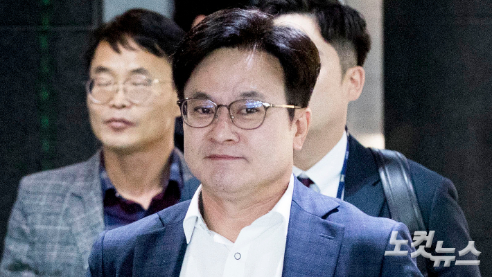 김병수 김포시장이 6일 서울특별시청에서 오세훈 서울시장과의 면담을 위해 이동하고 있다. 윤창원 기자