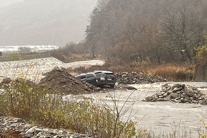 6일 오전 8시 24분쯤 강원도 인제군 서화면 서화리에서 불어난 하천 물에 차량이 고립됐다. 강원소방본부 제공