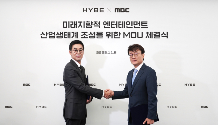 6일 서울 용산구 하이브 사옥에서 열린 MOU 체결식에 참석한 박지원 하이브 CEO(왼쪽)와 안형준 MBC 사장. 하이브 제공