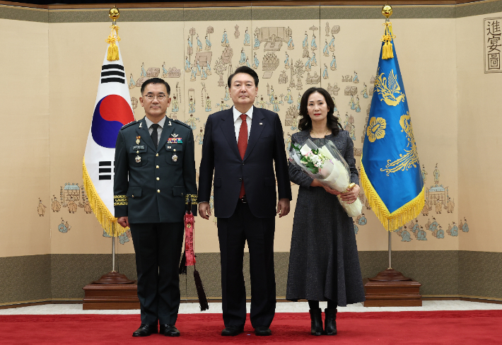 윤석열 대통령이 6일 오후 서울 용산 대통령실 청사에서 열린 중장 진급·보직 신고 및 삼정검 수치 수여식에서 여인형 국군방첩사령관에게 삼정검 수치를 수여한 뒤 기념촬영을 하고 있다. 연합뉴스