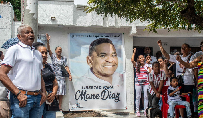5일(현지시간) 콜롬비아 바랑카스에서 루이스 디아스 부친의 친구와 가족들이 피랍된 디아스 부친의 무사 귀환을 기원하며 집회를 하고 있다. 연합뉴스