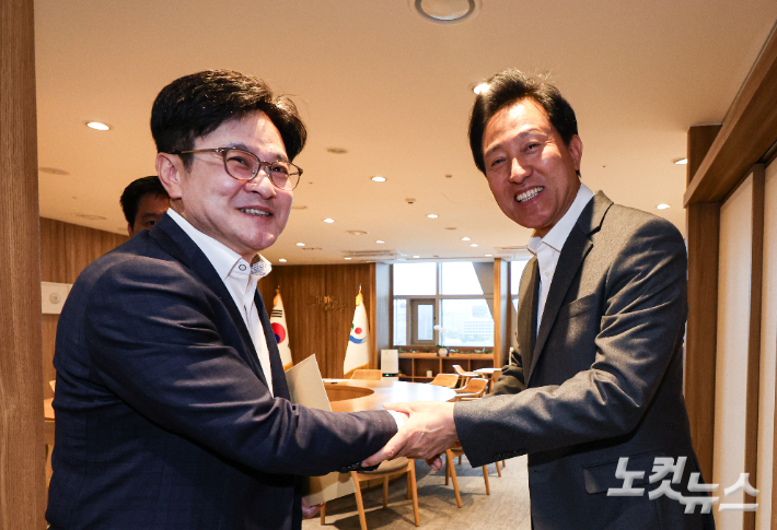 오세훈 서울시장(오른쪽)과 김병수 김포시장이 6일 오후 서울시청에서 김포시의 공식적인 서울 편입 방안을 논의하기 위해 만나고 있다. 윤창원 기자