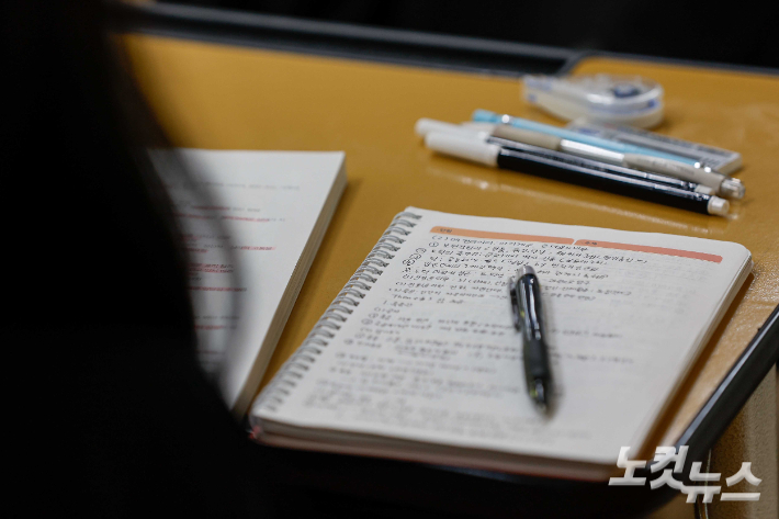 한 고3 수험생이 '대학수학능력시험 모의평가'에 앞서 시험 준비를 하고 있다. 사진공동취재단