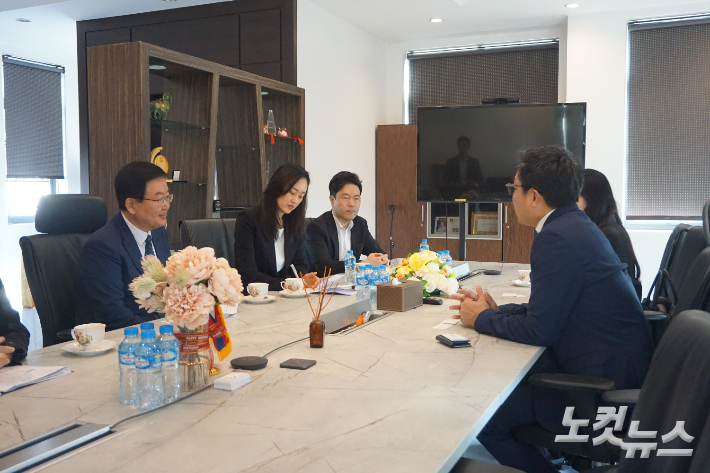문인 광주 북구청장이 지난 3일 하노이 비엔티안에서 라오스 기업 LIDA의 타누쏜 폰아맛 회장과 면담했다. 박성은 기자