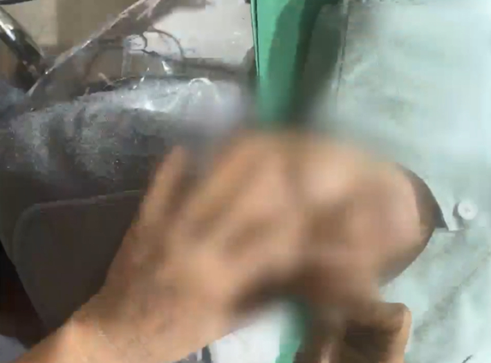 지난해 10월 경남 양산의 한 의원에서 의사 행세를 한 50대 간호조무사가 실제로 성형수술을 하는 모습. 부산경찰청 제공