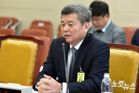 박민 한국방송공사(KBS) 사장 후보자가 7일 서울 여의도 국회 과학기술정보방송통신위원회에서 열린 인사청문회에서 의원들의 질의에 답변을 하고 있다.(이날 인사청문회는 야당인 민주당 의원들이 장제원 위원장의 회의진행 방식에 항의하며 퇴장한 가운데 열렸다.)