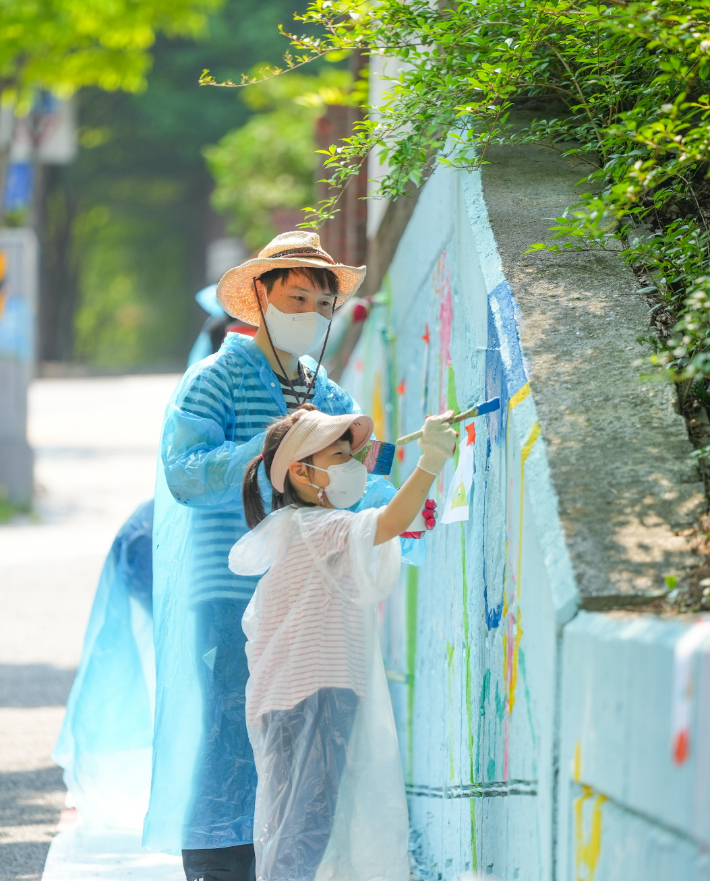 한국타이어 가족과 함께하는 벽화 그리기 임직원 봉사활동. 한국타이어 제공