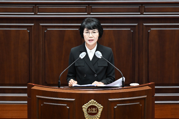 7일 정채숙 부산시의원이 5분 자유발언을 통해 가족배려주차구역 도입을 제안하고 있다. 부산시의회 제공