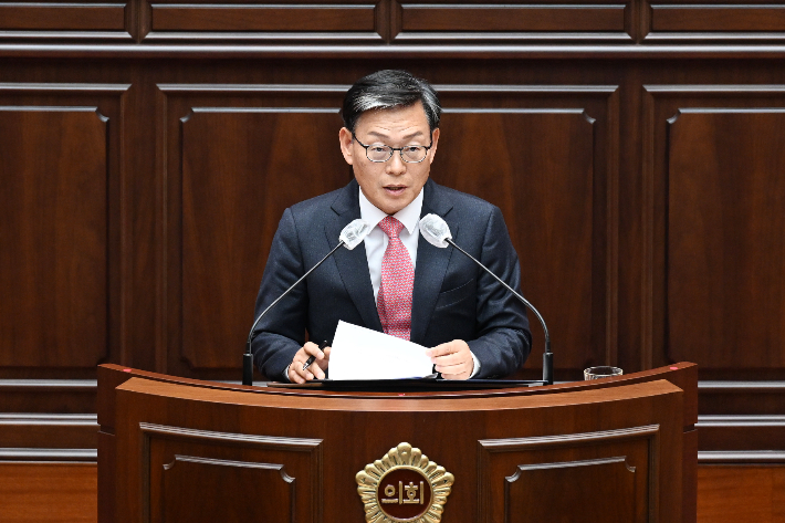 7일 박종철 부산시의원이 5분 자유발언을 통해 조부모 돌봄 노동에 대한 지원책 마련을 제안하고 있다. 부산시의회 제공