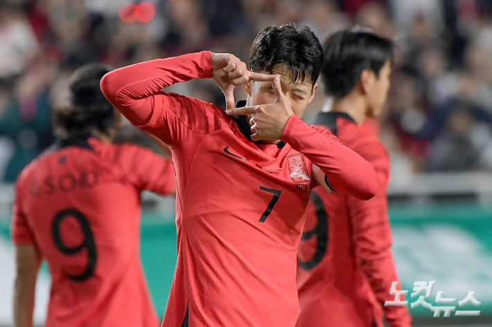 지난 10월 17일 수원월드컵경기장에서 열린 축구 국가대표 평가전 대한민국과 베트남의 경기, 후반전 팀의 네 번째 골을 성공시킨 손흥민이 세리머니를 하고 있다. 박종민 기자