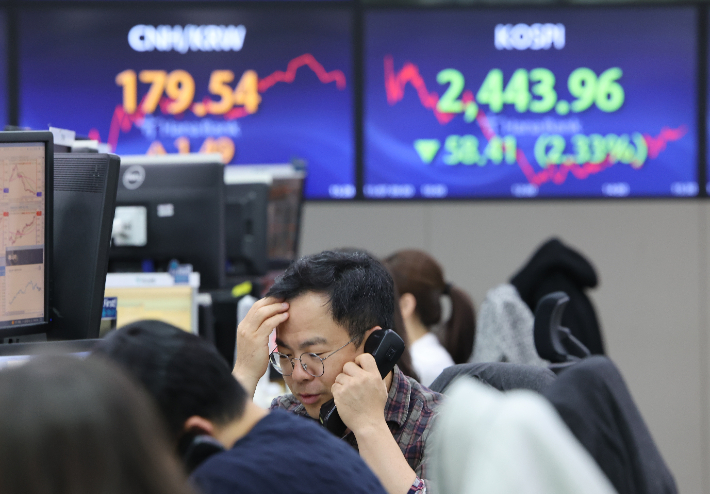 공매도 전면 금지 이틀째인 7일 오후 서울 중구 하나은행 본점 딜링룸에서 직원들이 업무를 보고 있다. 연합뉴스