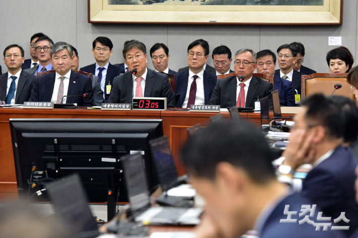 김대기 대통령비서실장이 7일 서울 여의도 국회에서 열린 운영위원회의 대통령비서실·국가안보실 등에 대한 국정감사에서 의원 질의에 답변을 하고 있다. 윤창원 기자