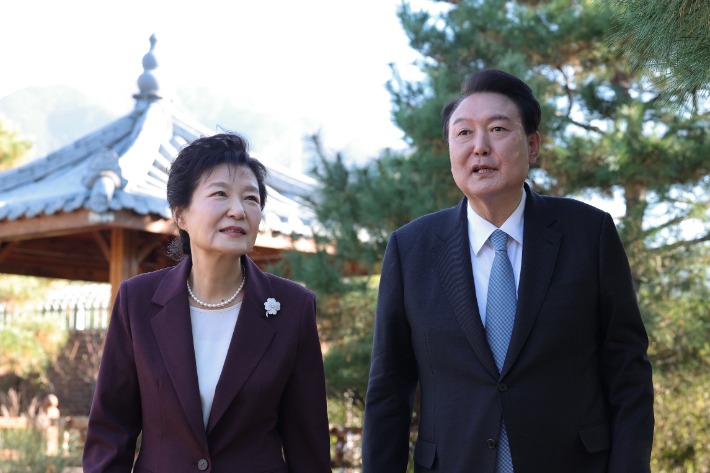 윤석열 대통령이 7일 대구 달성군 박근혜 전 대통령의 사저를 방문, 박 전 대통령과 산책하며 이야기를 나누고 있다. 대통령실 제공