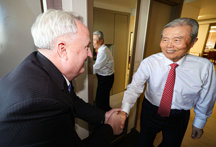 김종인 전 비대위원장과 악수하는 인요한 혁신위원장     (서울=연합뉴스) 김성민 기자 = 김종인 전 미래통합당(국민의힘 전신) 비상대책위원장과 국민의힘 인요한 혁신위원장이 회동을 앞둔 7일 오후 서울 종로구 김 위원장의 사무실에서 악수하고 있다. 2023.11.7 [공동취재]     ksm7976@yna.co.kr (끝)   연합뉴스