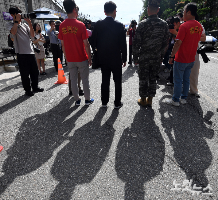 채 상병 순직 사건을 수사하다 항명 혐의로 해임된 박정훈 전 해병대 수사단장이 5일 오전 서울 용산구 국방부 검찰단에 출석하고 있다. 박 전 단장은 해병 순직 사건과 관련해 상부의 이첩 보류 지시를 어기고 민간 경찰에 사건 기록을 넘긴 혐의 등을 받고 있다. 황진환 기자