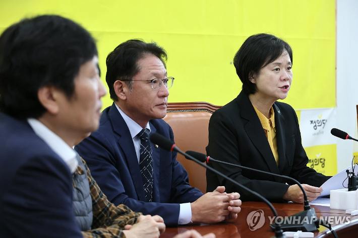 (서울=연합뉴스) 이정훈 기자 = 정의당 이정미 대표와 배진교 원내대표가 6일 국회에서 열린 상무집행위원회 회의에서 발언하고 있다. 이 대표는 이날 '선거연합 신당추진 비상대책위원회'에 전권을 위임하고 사퇴했다. 2023.11.6 uwg806@yna.co.kr 연합뉴스