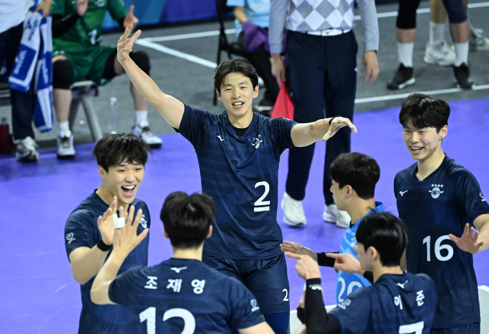 대한항공 선수들이 7일 OK금융그룹과 홈 경기에서 득점한 뒤 기뻐하고 있다. 한국배구연맹