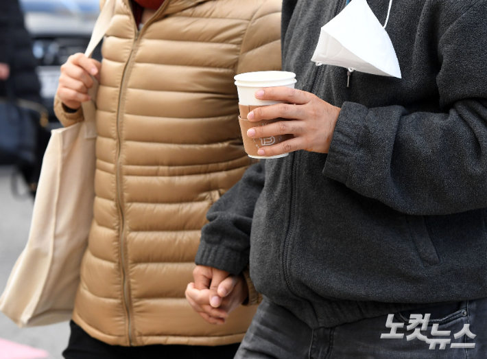 서울 아침기온이 3도까지 떨어지는 등 전국 곳곳에 한파특보가 내려진 7일 오전 서울 광화문사거리에서 시민들이 두꺼운 외투를 입고 몸을 움츠린 채 출근하고 있다. 황진환 기자