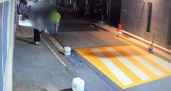 주택가에서 마약 주고받는 마약사범들. 연합뉴스