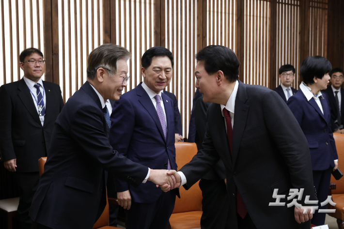 윤석열 대통령이 31일 국회 의장실에서 열린 국회 의장단, 여야대표, 5부 요인과의 사전 환담에서 더불어민주당 이재명 대표와 인사하고 있다. 연합뉴스