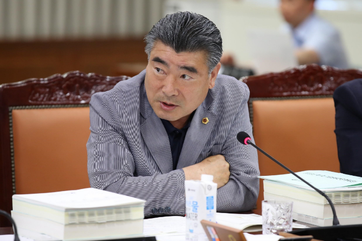 최명수 전남도의원(더불어민주당·나주 2)이 행정사무 감사에서 질의를 하고 있다. 전남도의회 제공