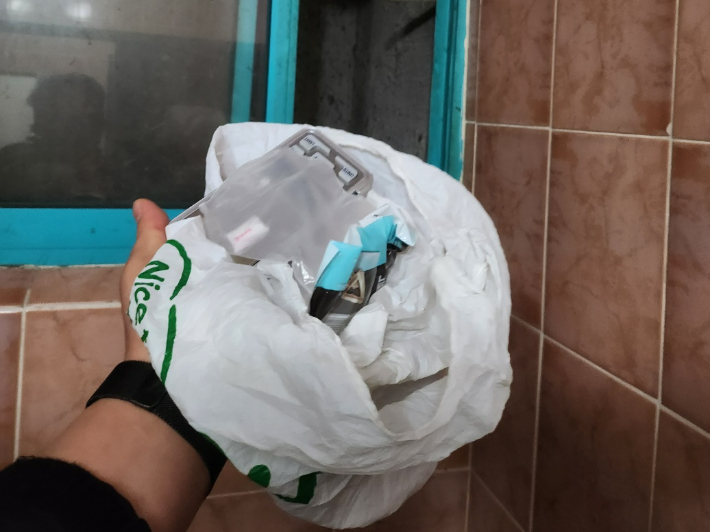 지난 5월 실시한 외국인 전용 유흥업소 마약 단속 과정에서 화장실 창틀에서 마약류가 발견된 모습. 부산경찰청 제공