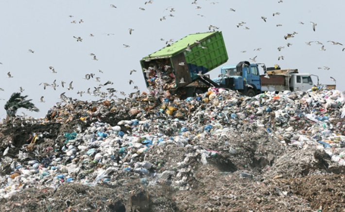 쓰레기차량이 수거해 온 폐기물을 인천 서구 수도권매립지에 쏟아놓고 있다. 인천시 제공