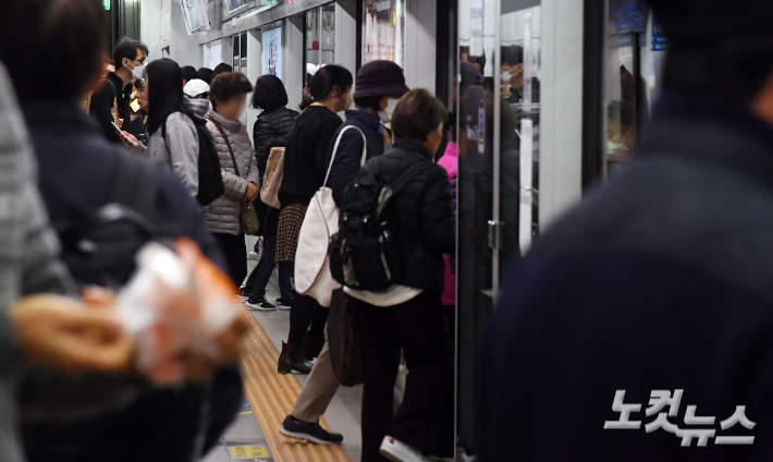 서울지하철 1-8호선을 운영하는 서울교통공사 노조의 총파업 예고일이 하루 앞으로 다가온 가운데 노사 양측이 8일 오후 막판 협상을 벌이기로 했다. 앞서 공사 측은 대규모 적자를 이유로 오는 2026년까지 2천212명을 줄이는 방안을 제시한 바 있다. 사진은 8일 지하철 1호선 서울역 모습. 황진환 기자
