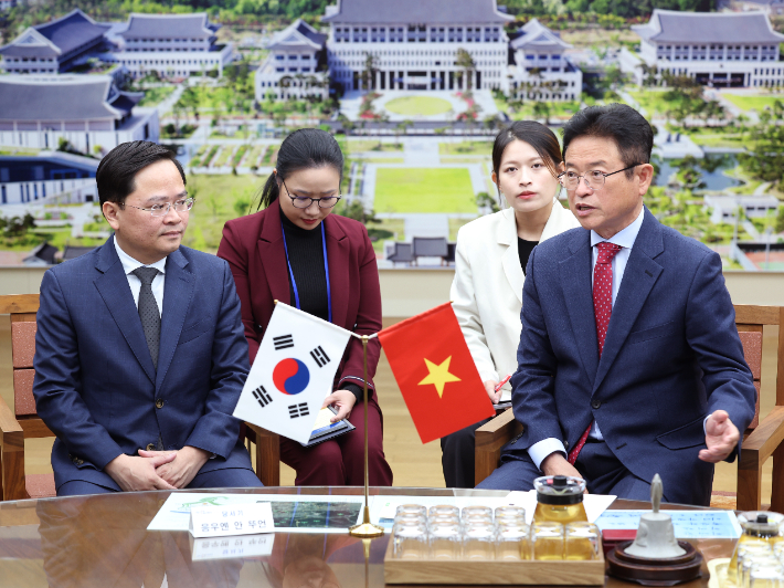 응우옌 안 뚜언 베트남 박닌성 당서기가 이철우 경북도지사와 환담하고 있다. 경북도 제공