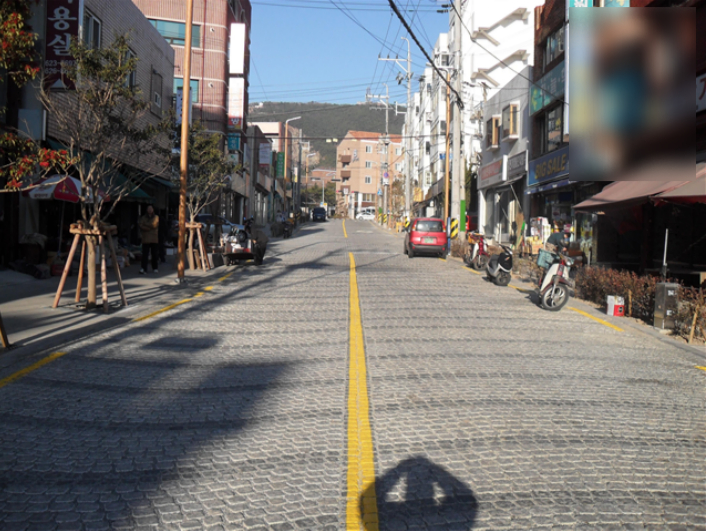 보행로 정비 공사 전 부산 수영로와 광안리해수욕장을 잇는 남천바다로에 사고석이 깔린 모습.  부산 수영구 제공