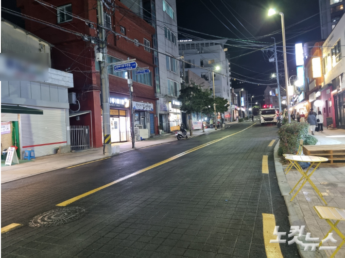 부산 광안리해수욕장 진입로인 남천바다로를 덮고 있던 사고석이 모두 철거된 모습.  김혜민 기자